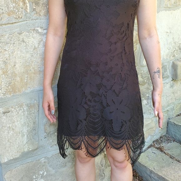 Sleeveless Black Lace Dress - Picture 2 of 3